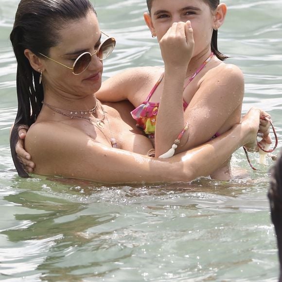 Alessandra Ambrosio curte dia na praia com a filha, Anja Louise, em Florianópolis, na tarde desta terça-feira, 2 de janeiro de 2017