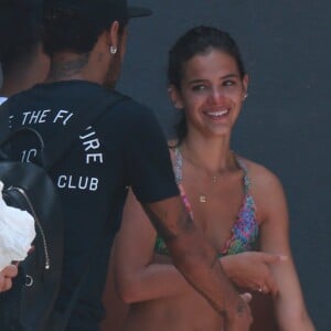 Bruna Marquezine, mesmo com rosto de choro, riu ao se despedir de Neymar