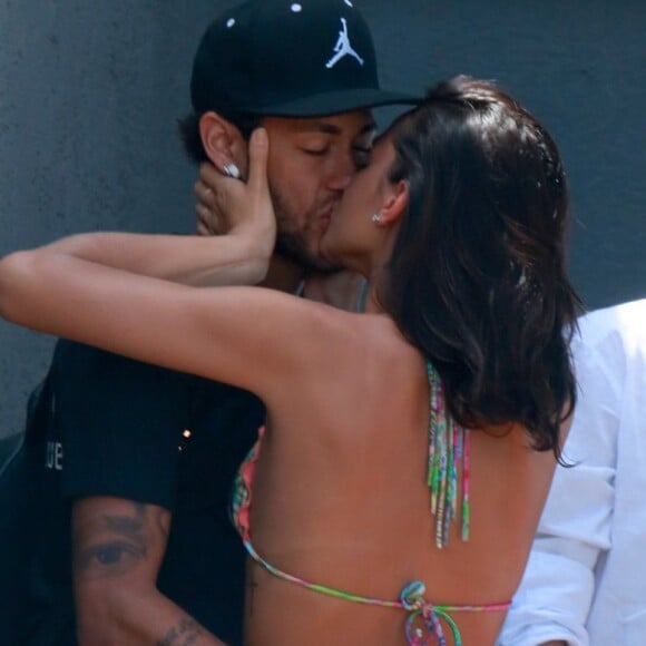Bruna Marquezine e Neymar trocaram carinhos ao se despedirem em Fernando de Noronha