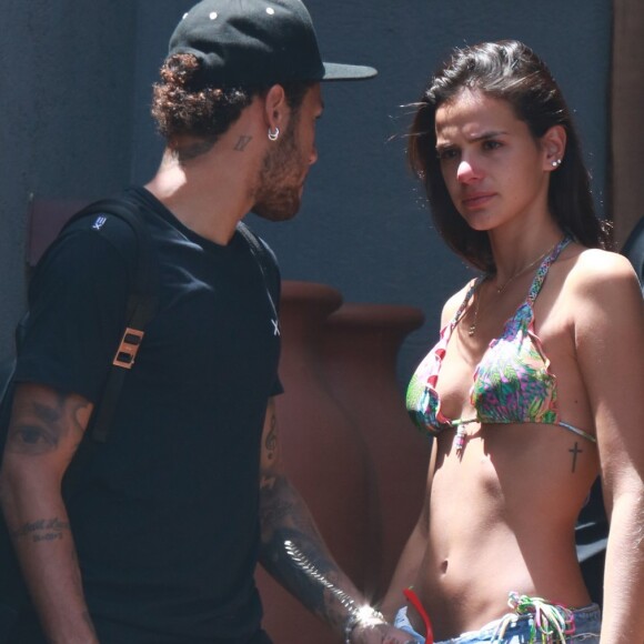 Bruna Marquezine foi fotografada com cara de choro ao se despedir de Neymar em Fernando de Noronha, na terça-feira, 2 de janeiro de 2018