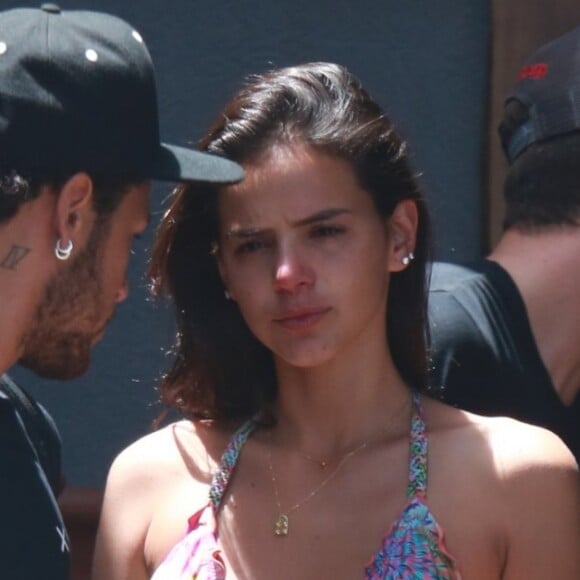 Bruna Marquezine ficou emocionada ao se despedir de Neymar