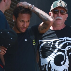 Neymar também estava com rosto de choro ao se despedir de Bruna Marquezine