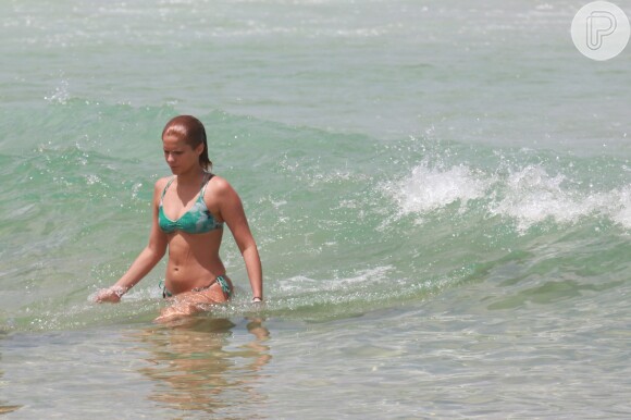 Atriz Isabella Santoni é adepta do surfe, esporte que a ajuda a ter foco no trabalho
