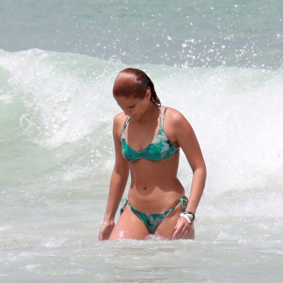 Somente o modelito de calcinha com tiras laterais do biquíni Naomi, assinado por Lenny Niemeyer, pode ser encontrado no site Brazilian Bikini Shop; o de lacinho usado por Isabella Santoni está esgotado