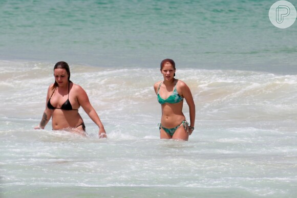 Isabella Santoni foi à Praia do Boldro, em Fernando de Noronha, acompanhada da amiga Keila Zago