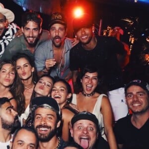 Bruna Marquezine e Neymar se divertiram com amigos na festa Borogodó, em Fernando de Noronha, no dia 30 de dezembro de 2017