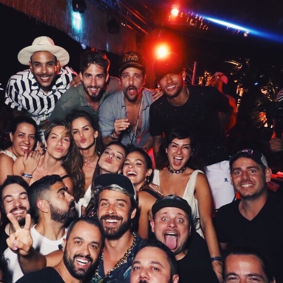 Bruna Marquezine e Neymar se divertiram com amigos na festa Borogodó, em Fernando de Noronha, no dia 30 de dezembro de 2017
