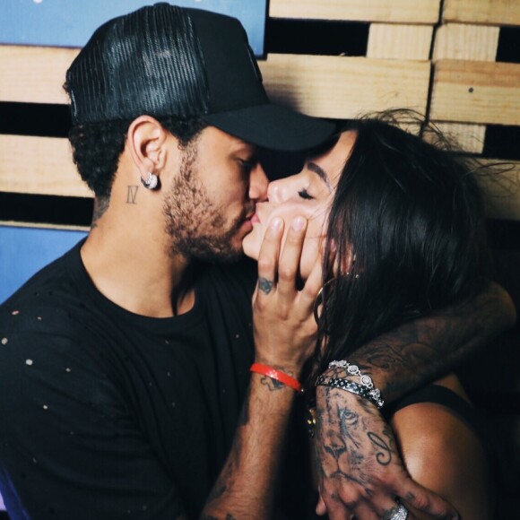 Bruna Marquezine e Neymar assumiram publicamente a volta do namoro na festa 'Borogodó', em Fernando de Noronha, no último sábado do ano, dia 30 de dezembro de 2017