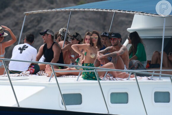 Neymar e Bruna Marquezine aproveitaram o dia 31 de dezembro de 2017 em passeio de barco em Fernando de Noronha