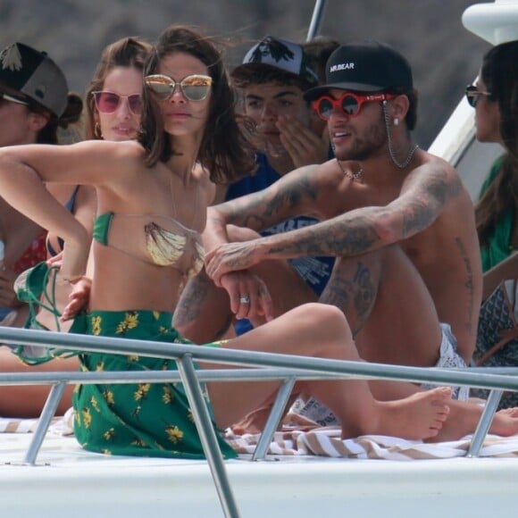 Neymar e Bruna Marquezine aproveitaram o dia 31 de dezembro de 2017 em passeio de barco em Fernando de Noronha