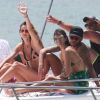 Neymar e Bruna Marquezine se divertiram em alto mar com Izabel Goulart e outros amigos