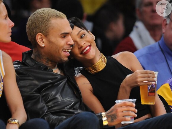 Rihanna e Chris Brown já davam sinais de que estariam juntos de novo: em dezembro apareceram juntos em jogo de basquete nos EUA