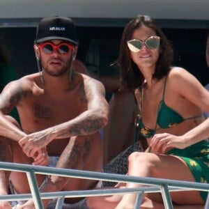 Neymar e Bruna Marquezine curtiram dias de descanso em Fernando de Noronha