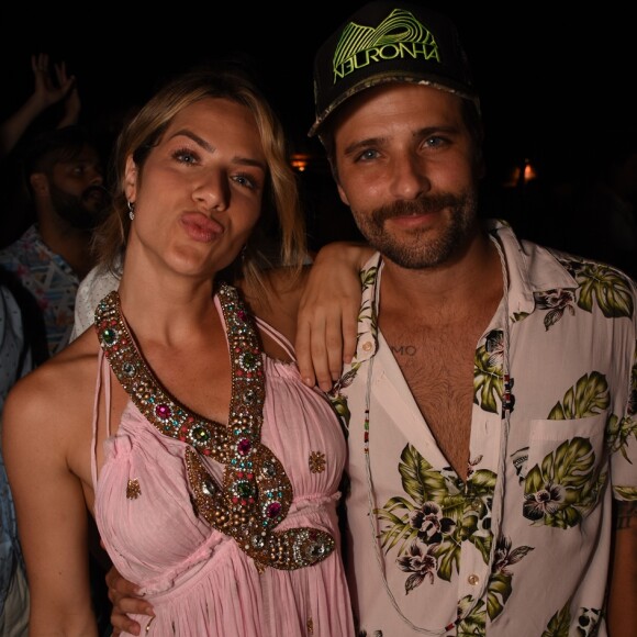 Giovanna Ewbank adota visual hippie chic em festa com Bruno Gagliasso