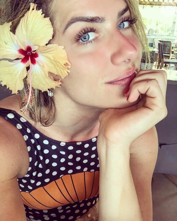 Giovanna Ewbank posta selfie e exibe maiô Jo De Mer