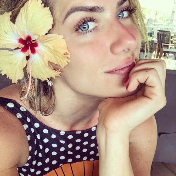 Giovanna Ewbank posta selfie e exibe maiô Jo De Mer