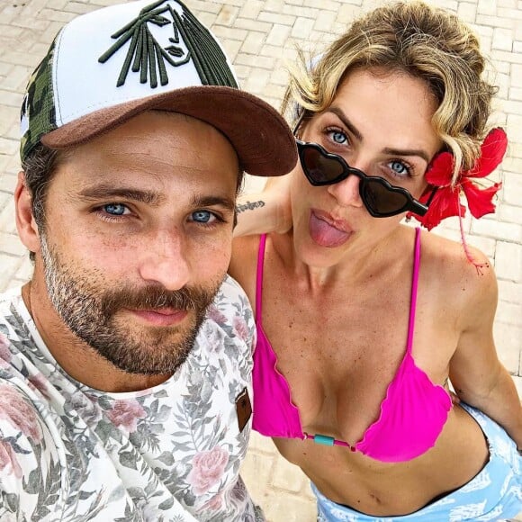 De biquíni rosa, Giovanna Ewbank exibe estilo ao usar slide com estampa de abacaxi