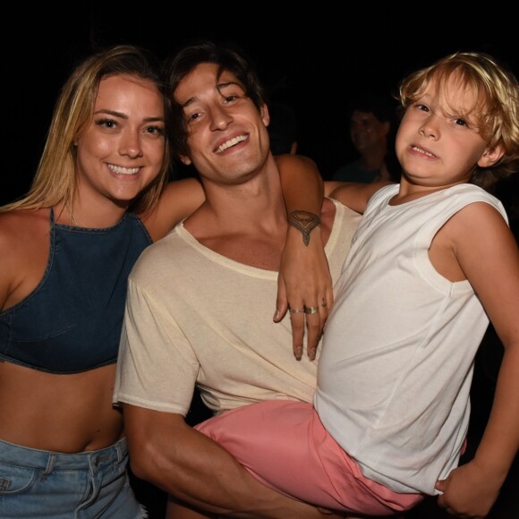 Carol Dantas e o namorado, Vinicius Martinez, estão hospedados com Davi Lucca na pousada Zé Maria, em Fernando de Noronha