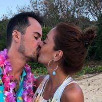 Paulo Vilhena beija namorada ao comemorar aniversário com luau em Noronha. Fotos