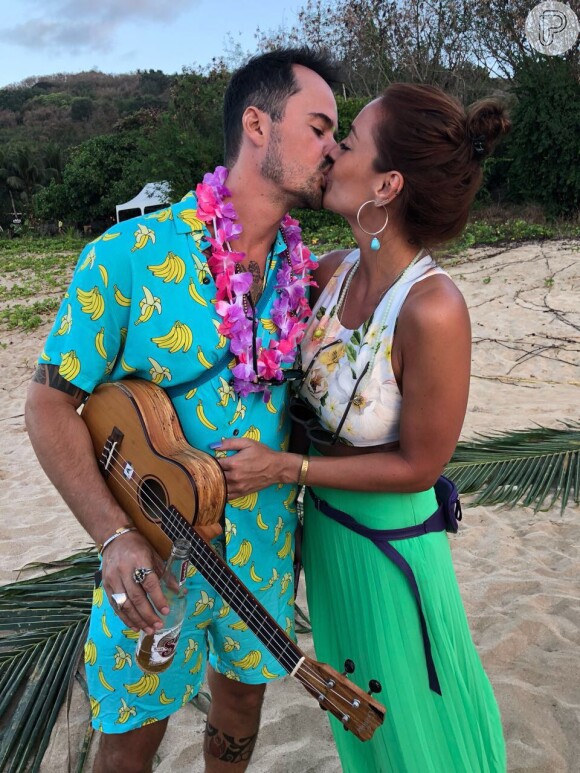 Paulo Vilhena beijou a namorada, Amanda Beraldi, durante sua festa de aniversário, nesta quarta-feira, 3 de janeiro de 2018