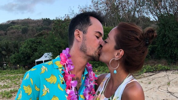 Paulo Vilhena beija namorada ao comemorar aniversário com luau em Noronha. Fotos