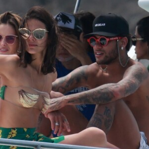 Neymar e Bruna Marquezine retomaram o namoro no final do ano passado. Enquanto curtiram dias de descanso em Fernano de Noronha chegaram a passear juntos de barco pelo arquipélago