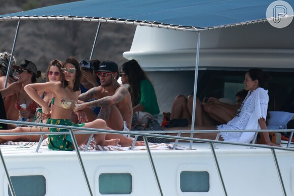 Neymar e Bruna Marquezine retomaram o namoro no final do ano passado. Enquanto curtiram dias de descanso em Fernano de Noronha chegaram a passear juntos de barco pelo arquipélago
