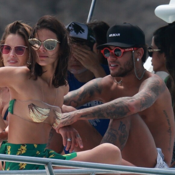 Neymar e Bruna Marquezine retomaram o namoro no final do ano passado. Enquanto curtiram dias de descanso em Fernano de Noronha chegaram a passear juntos de barco pelo arquipélago