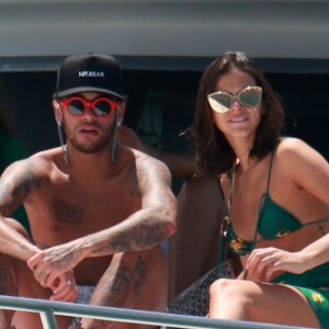 Neymar e Bruna Marquezine fizeram vários programas a dois em Fernando de Noronha. Além do passeio de barco, curtiram o réveillon e trocaram carinhos em dia na praia