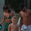 Neymar e a namorada, Bruna Marquezine, fizeram passeio de barco com o filho dele, Davi Lucca, de 6 anos