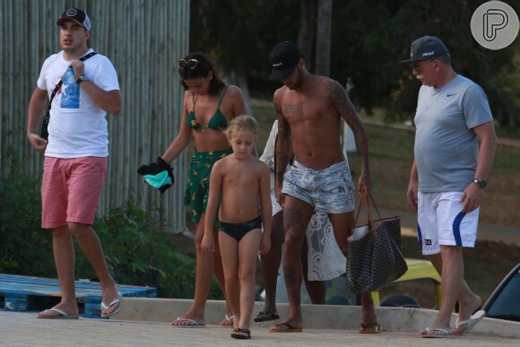 Neymar e a namorada, Bruna Marquezine, fizeram passeio de barco com o filho dele, Davi Lucca, de 6 anos