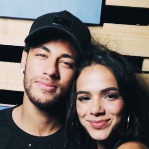 Neymar recordou beijo de Bruna Marquezine e do filho, Davi Lucca, de 6 anos, em viagem por Noronha, nesta quinta-feira, 4 de janeiro de 2018. Foto!