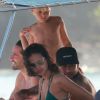 Neymar, Bruna Marquezine e o filho do jogador, Davi Lucca, passearam de barco por Fernando de Noronha