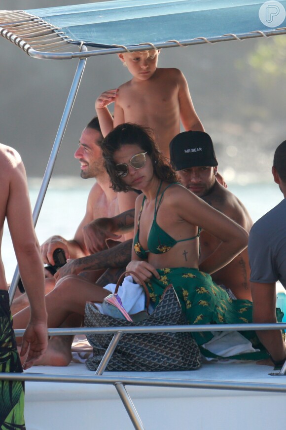 Neymar, Bruna Marquezine e o filho do jogador, Davi Lucca, passearam de barco por Fernando de Noronha