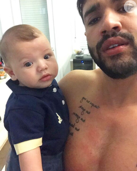 Gusttavo Lima fez tatuagem para o filho, Gabriel, de 6 meses, fruto do seu casamento com Andressa Suita