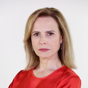 Débora (Bia Seidl) liga para o pai, mas não tem coragem de falar com ele, no capítulo de terça-feira, 9 de janeiro de 2018, da novela 'Apocalipse'