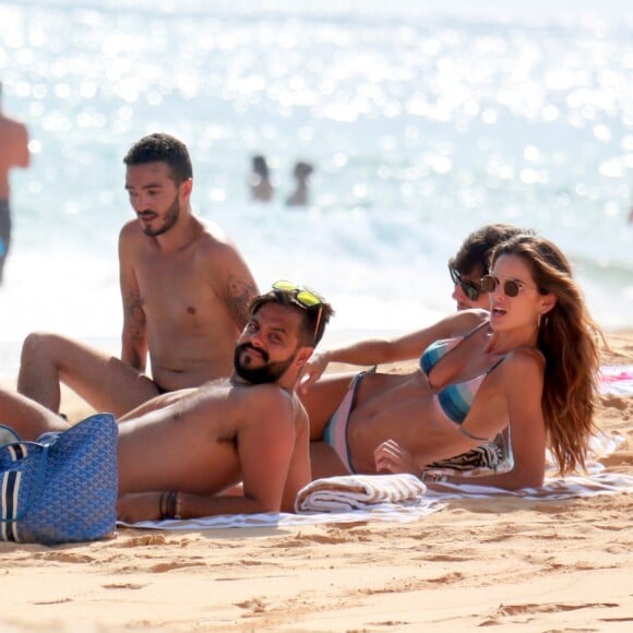 Bruna Marquezine continuou em Noronha e foi clicada com amigos