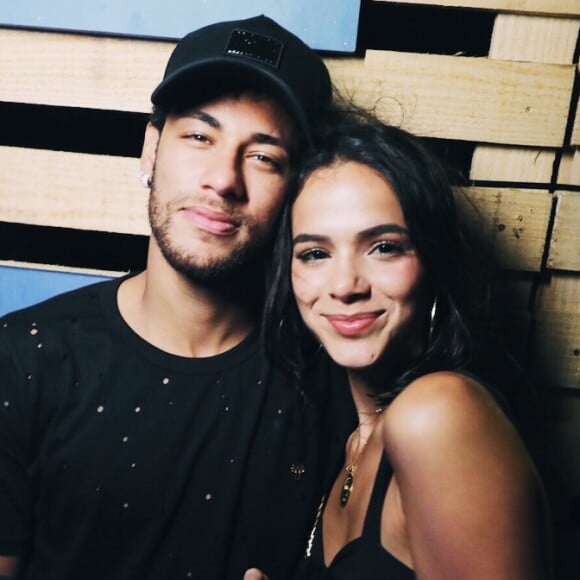 Bruna Marquezine ganha elogio de Neymar em foto de maiô em foto postada por ela nesta quinta-feira, dia 04 de janeiro de 2017