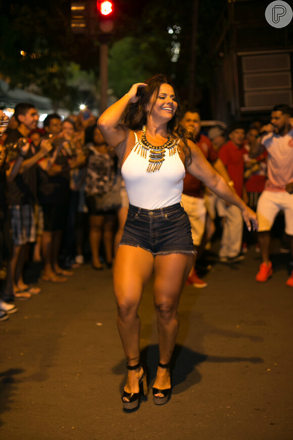 Viviane Araujo se divertiu no primeiro ensaio de rua do Salgueiro para o carnaval deste ano, na noite desta quinta-feira, 4 de janeiro de 2018