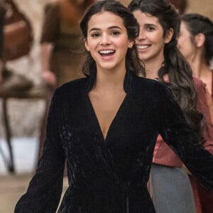 Bruna Marquezine adianta que Catarina usará decotes em 'Deus Salve o Rei' por ser uma mulher sedutora