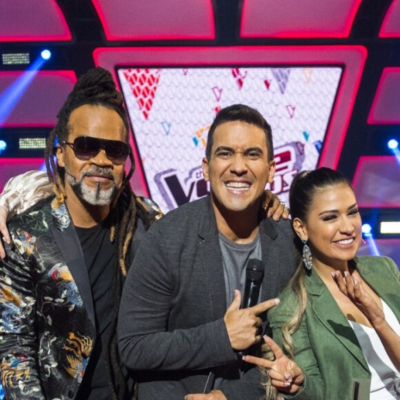 Claudia Leitte divide a bancada de jurados do The Voice Kids com Simone e Simaria e Carlinhos Brown