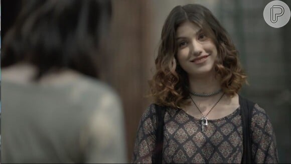 Quando o beijo das duas personagens foi exibido na novela teen, Giovanna Grigio vibrou e foi filmada por Ana Hikari