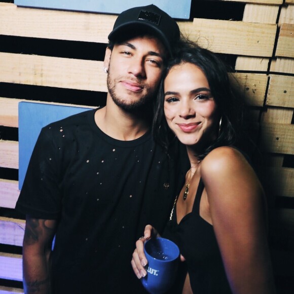 Neymar fretou jatinho para Bruna Marquezine deixar Fernando de Noronha