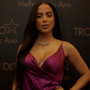 Relação com Thiago Magalhães melhorou relação de Anitta com seus empregados: 'Minha equipe quase me manda flores, dá presentes. Falam que eu tô mais tranquila agora'