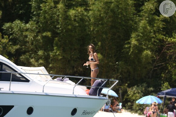 Alessandra Ambrosio curte passeio de lancha com os filhos e exibe corpo sequinho ao andar de jet-ski em Florianópolis, Santa Catarina, nesta sexta-feira, 5 de janeiro de 2018