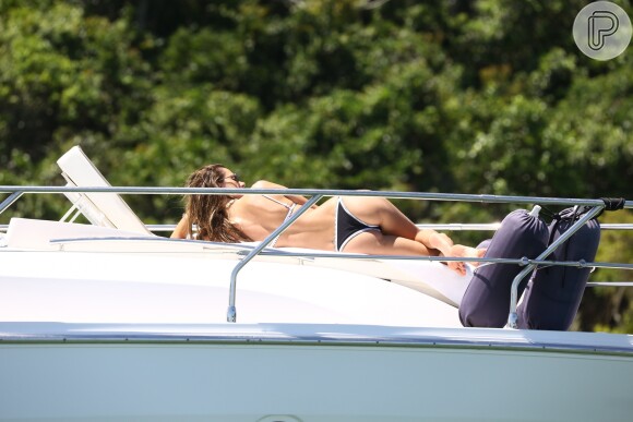 Alessandra Ambrosio curte passeio de lancha com os filhos e exibe corpo sequinho ao andar de jet-ski em Florianópolis, Santa Catarina, nesta sexta-feira, 5 de janeiro de 2018