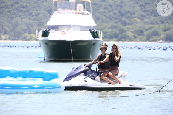 Alessandra Ambrosio curte passeio de lancha com os filhos e exibe corpo sequinho ao andar de jet-ski em Florianópolis, Santa Catarina, nesta sexta-feira, 5 de janeiro de 2018