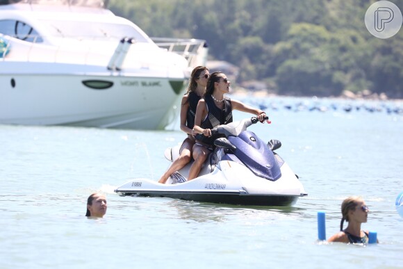 Alessandra Ambrosio curte passeio de lancha com os filhos e exibe corpo sequinho ao andar de jet-ski em Florianópolis, Santa Catarina, nesta sexta-feira, 5 de janeiro de 2018