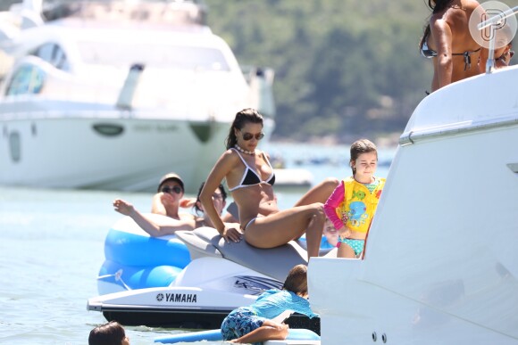 Alessandra Ambrosio curte passeio de lancha com os filhos e exibe corpo sequinho ao andar de jet-ski em Florianópolis, Santa Catarina, nesta sexta-feira, 5 de janeiro de 2018