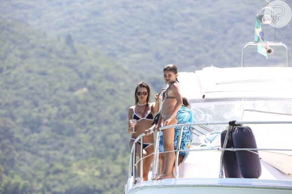 Alessandra Ambrosio curte passeio de lancha com os filhos e exibe corpo sequinho ao andar de jet-ski em Florianópolis, Santa Catarina, nesta sexta-feira, 5 de janeiro de 2018